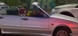 В Нижнекамске водитель АвтоВАЗа спилил крышу своей машины. Показываем, что из этого получилось