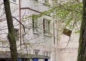 «А если прилетит в кого-то?»: В Челнах жители 27-го комплекса выкидывают мусор из окна