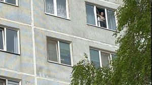«Вызывайте МЧС!»: в Челнах очевидцы заметили ребенка на подоконнике восьмого этажа