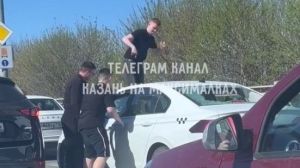 В Татарстане трое парней напали на машину такси