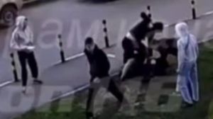 Шокирующий инцидент в Казани: подростки избили мужчину на улице