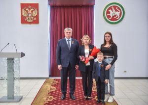 Наиль Магдеев вручил государственные награды семьям погибших челнинских воинов
