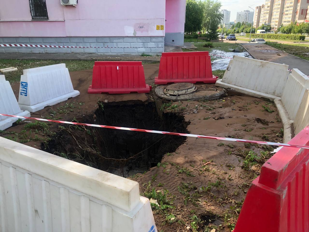 В Набережных Челнах рядом с домом 40/07 прорвало трубу