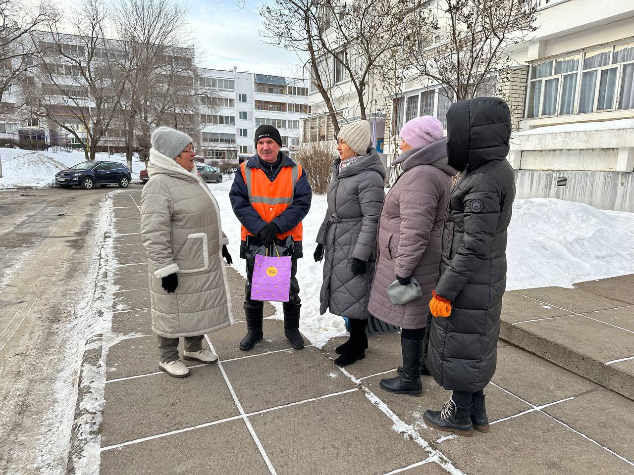 В Челнах жители дома 39/08 в преддверии Нового года вручили дворнику подарок