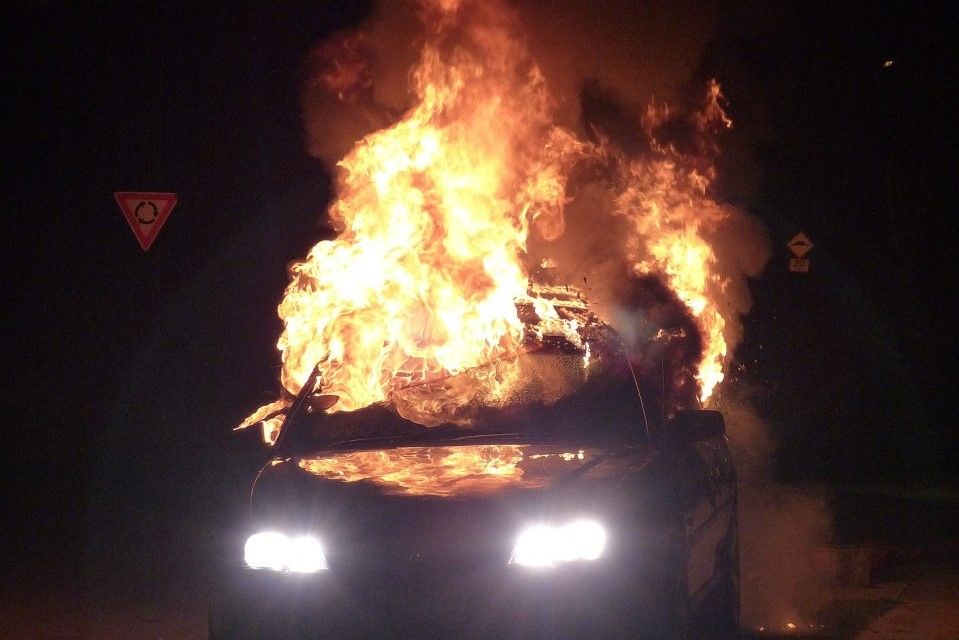 В&nbsp;Набережных Челнах прямо на&nbsp;парковке загорелся автомобиль