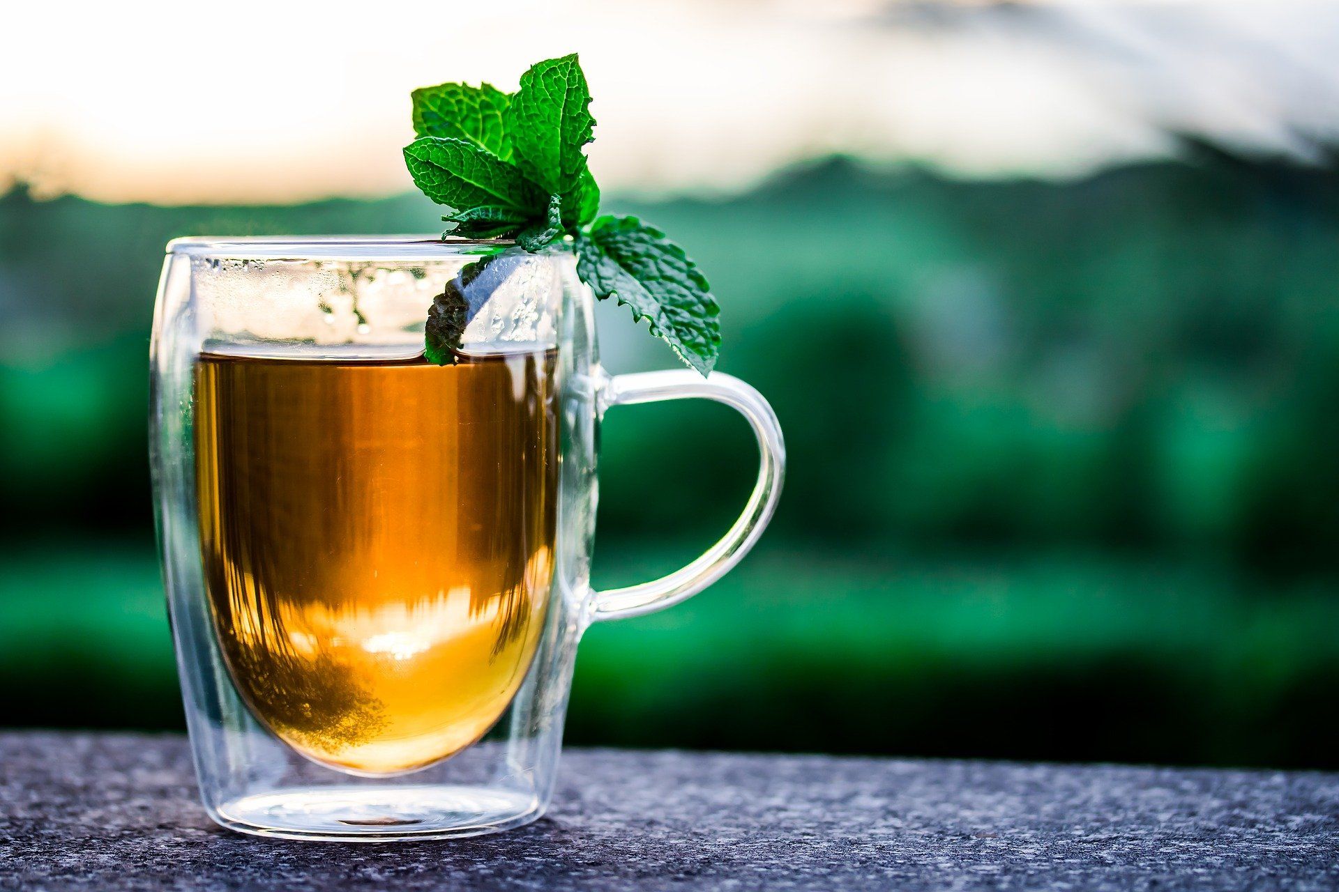 Эксперты: зеленый чай и натуральные соки помогут подавить коронавирус