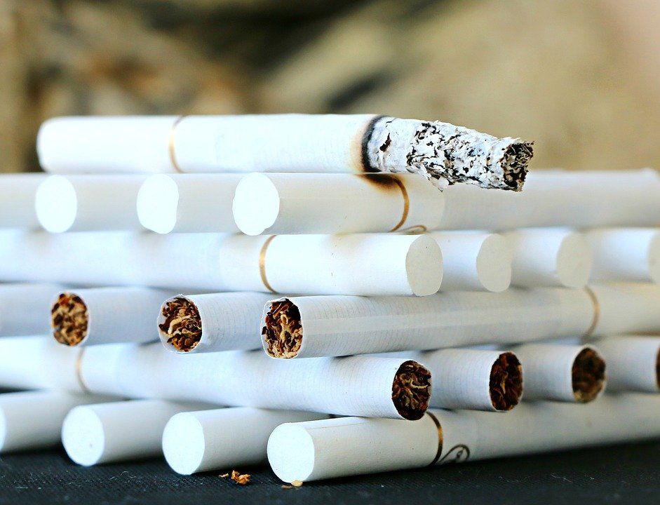 Роспотребнадзор: при курении сигарет растет риск заражения Covid-19