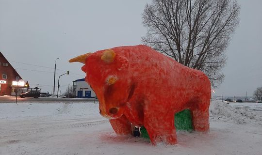 В&nbsp;Зеленодольске появилась огромная пятиметровая фигура быка из&nbsp;снега