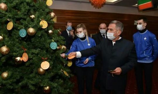 Минниханов воплотит в жизнь новогодние желания четырех маленьких татарстанцев
