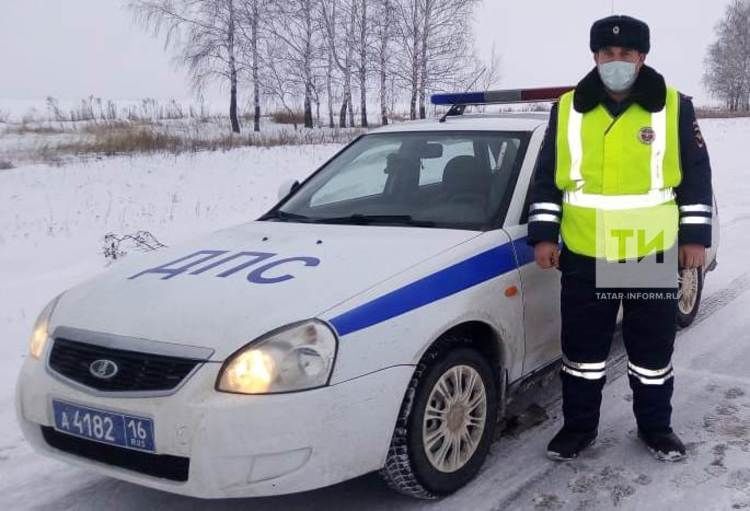 В Татарстане сотрудник ГИБДД спас замерзавших на трассе людей