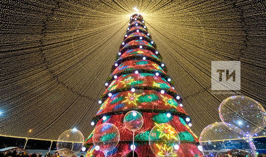 В России одной из самых красивых елок стала новогодняя красавица Казани