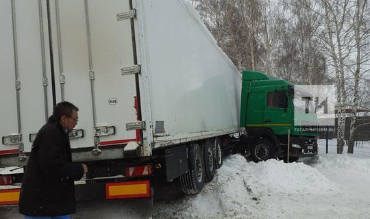 В Татарстане двух женщин зажало под колесами грузовика