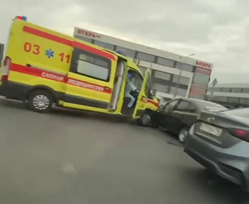 В Челнах карета скорой помощи попала в ДТП с легковушкой