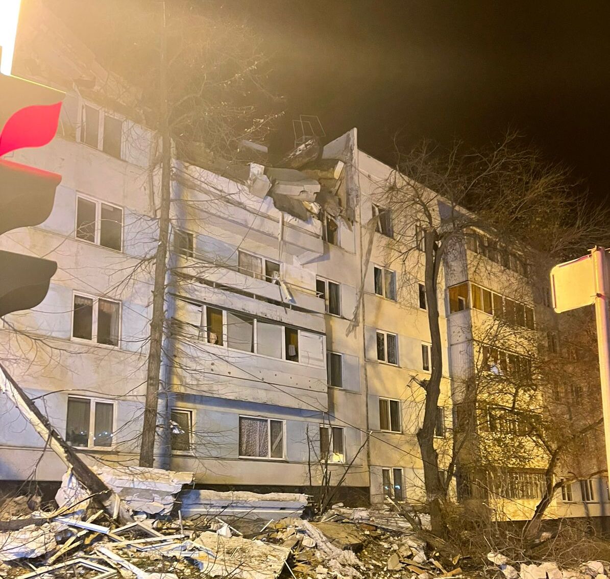 Челнинцы продолжают забирать вещи из разрушенных квартир в 48 комплексе