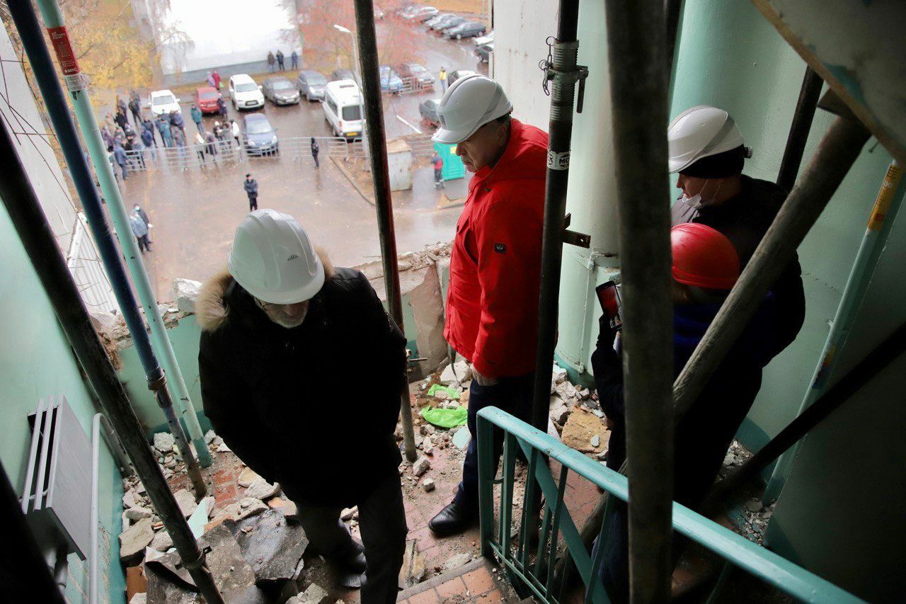 Наиль Магдеев лично оценил ущерб в разрушенном от взрыва газа 11 подъезде в доме 48/20