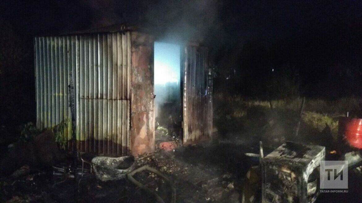 В Татарстане загорелась баня, погибла молодая пара