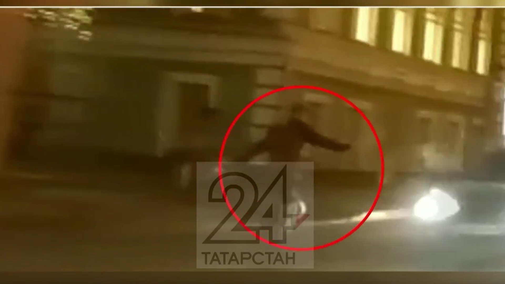 В Татарстане неизвестный мужчина толкнул прохожего под колеса авто