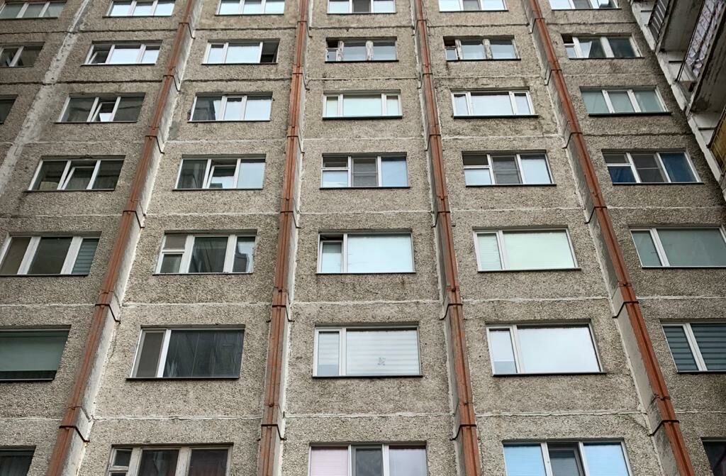 В Челнах горожане пожаловались на заброшенный первый этаж в одном из домов