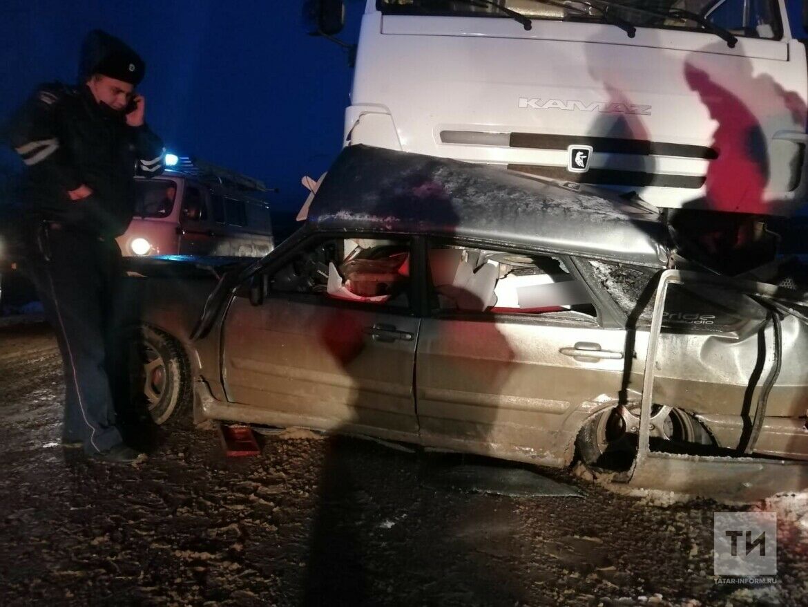 В Татарстане в ДТП с участием «КАМАЗа» и легковушки погиб человек