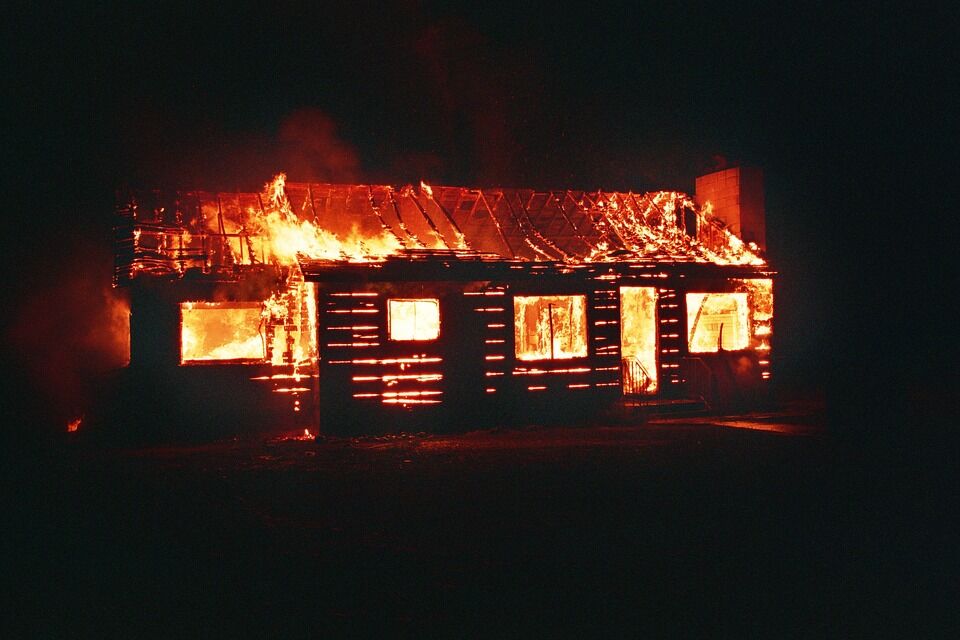 В Татарстане пожарные обнаружили труп мужчины в сгоревшем доме