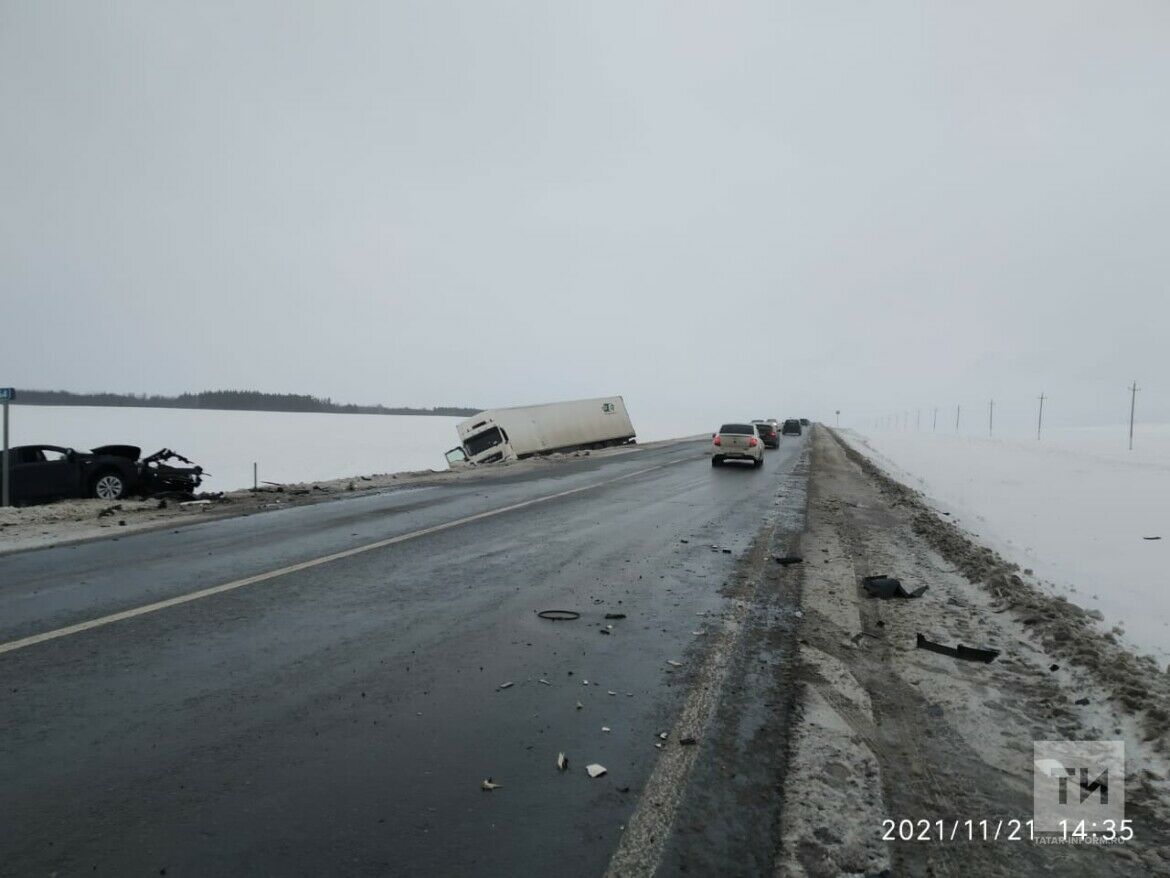При лобовом столкновении с фурой в Татарстане погиб водитель легкового авто