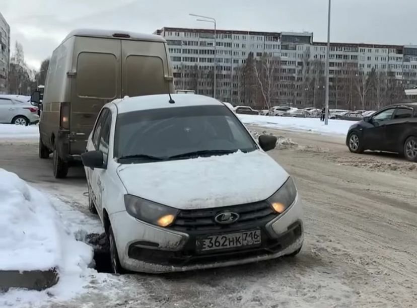 В Челнах легковушка провалилась в ливневку