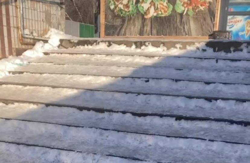 Жители Челнов жалуются на неочищенные от наледи лестницы