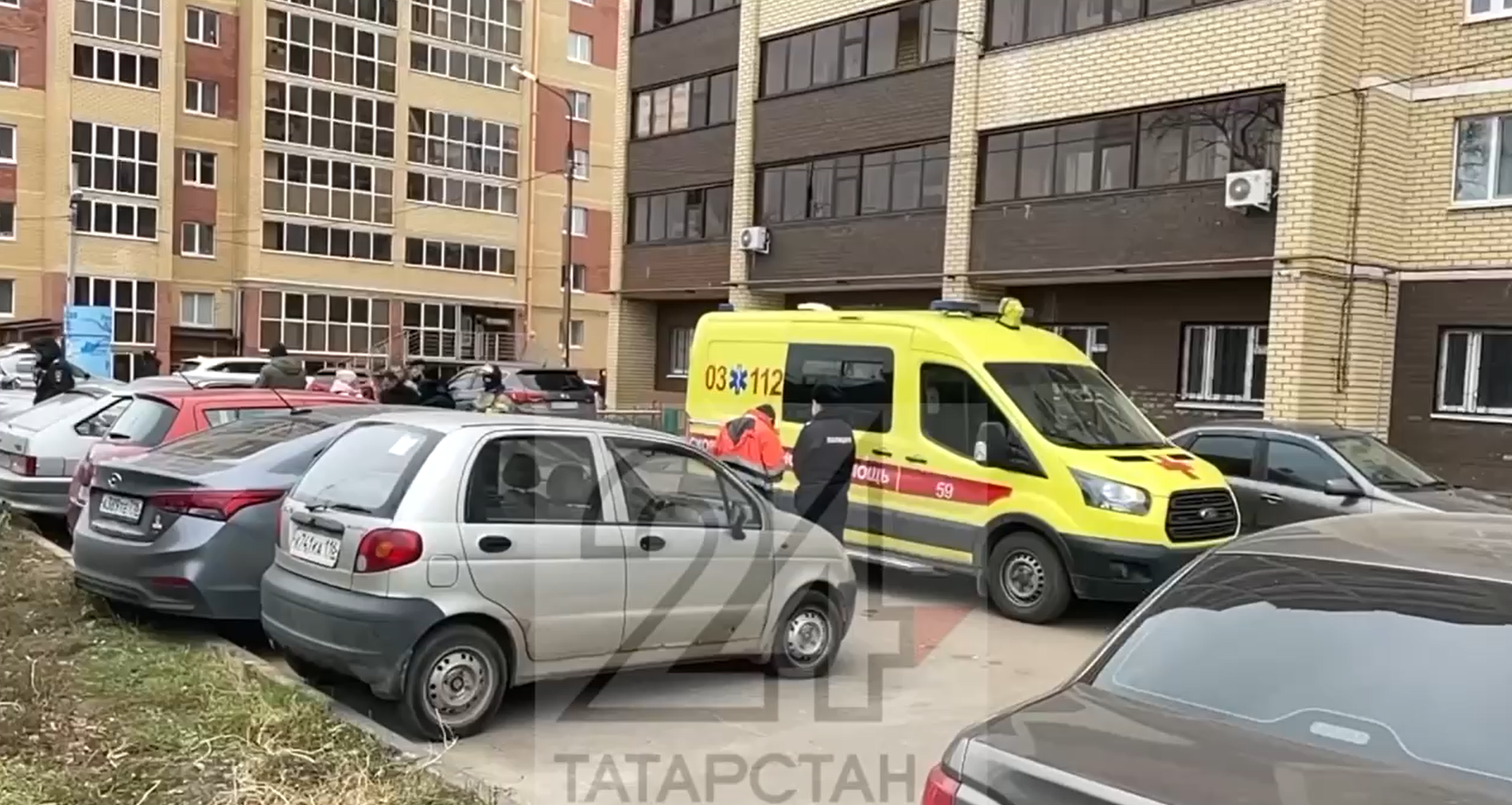В Татарстане ребенок выпал с 6-го этажа, он скончался по дороге в больницу