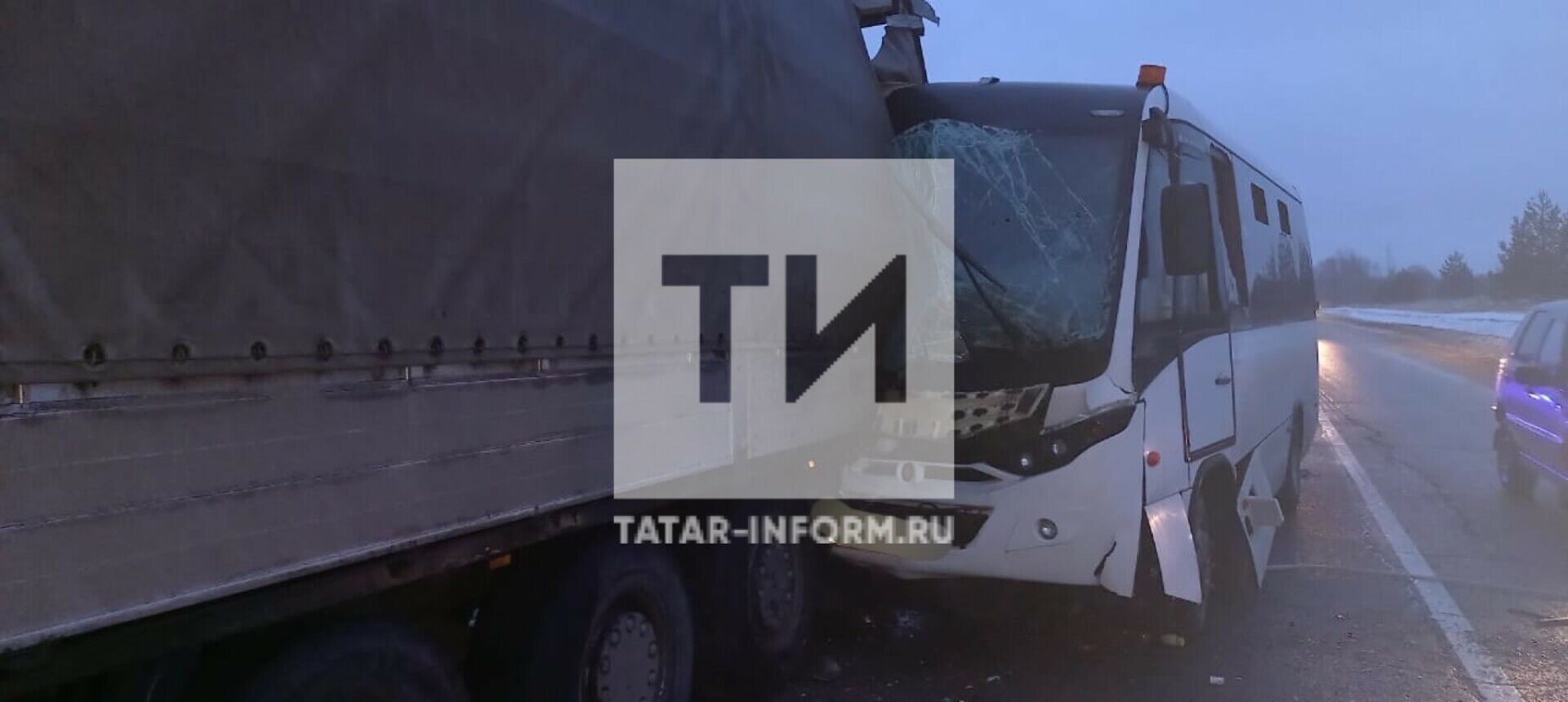 В Татарстане столкнулись грузовик и вахтовый автобус, есть погибший
