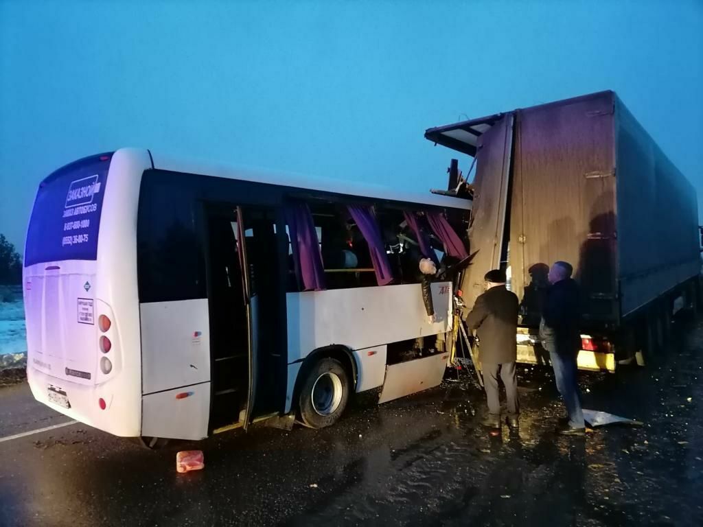 МВД сообщает о&nbsp;пятнадцати пострадавших в&nbsp;ДТП вахтового автобуса с&nbsp;грузовиком под Елабугой