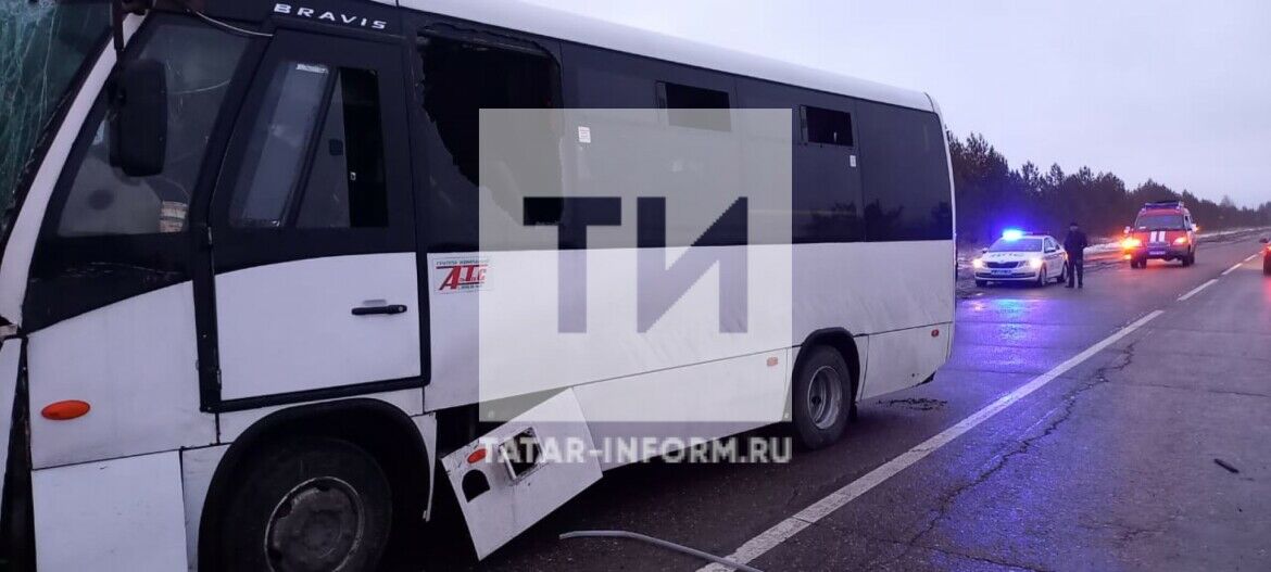Названы версии ДТП с вахтовым автобусом и фурой в Елабужском районе