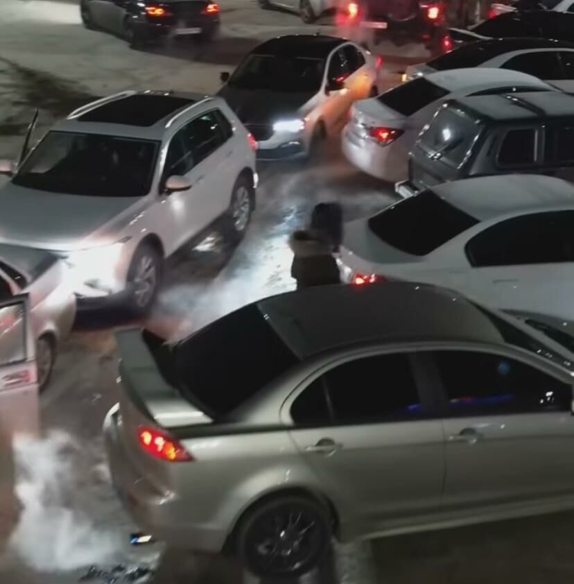 В Челнах автомобилисты выстроили новогоднюю ёлку из 80 машин