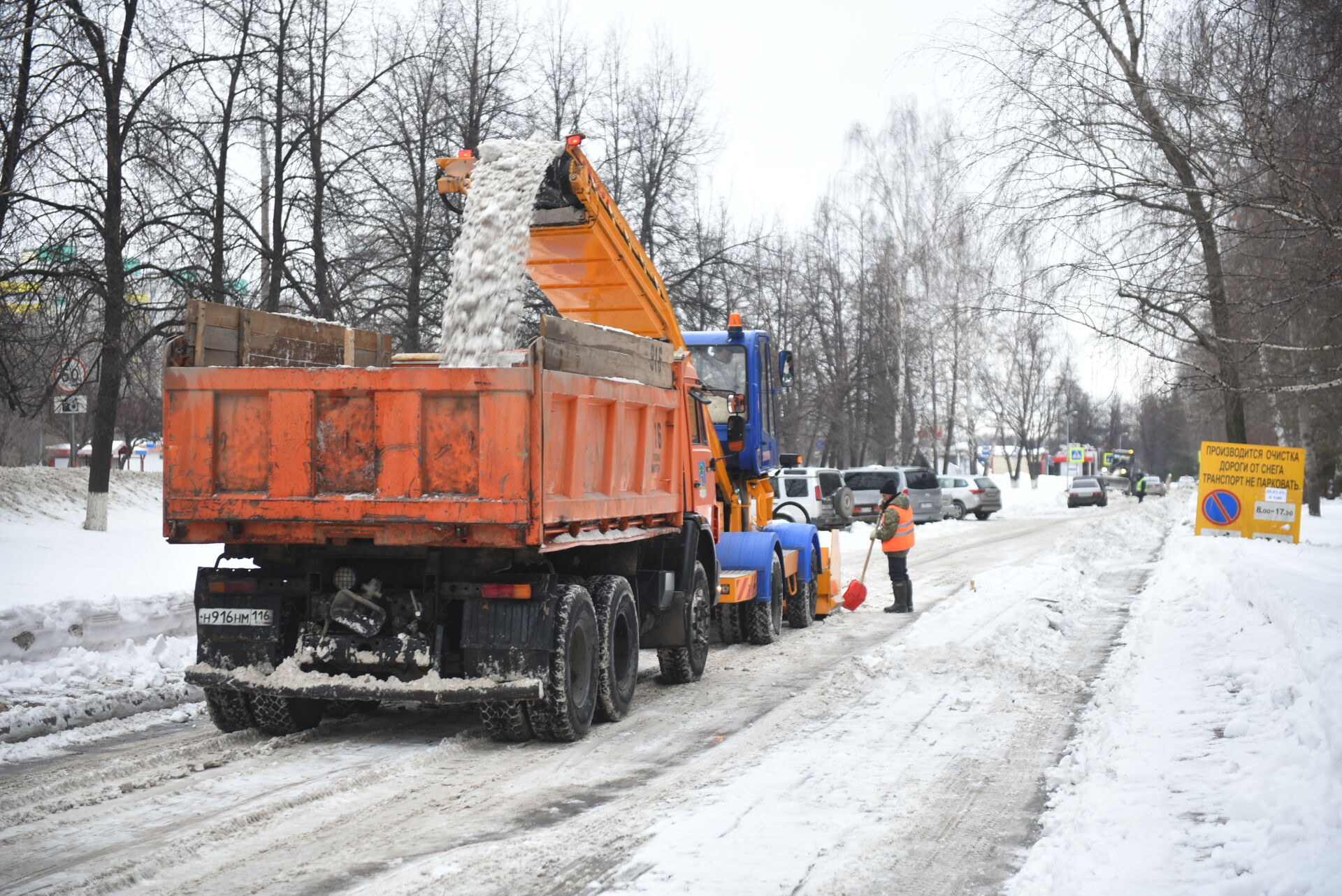 Коммунальщики Челнов устраняют последствия снегопада