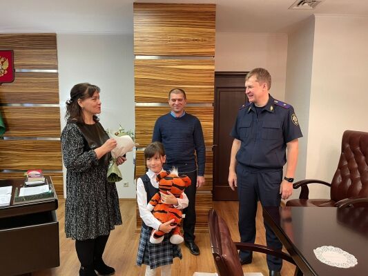 Руководитель СУ СК по Татарстану поздравил сестру юного героя из Челнов
