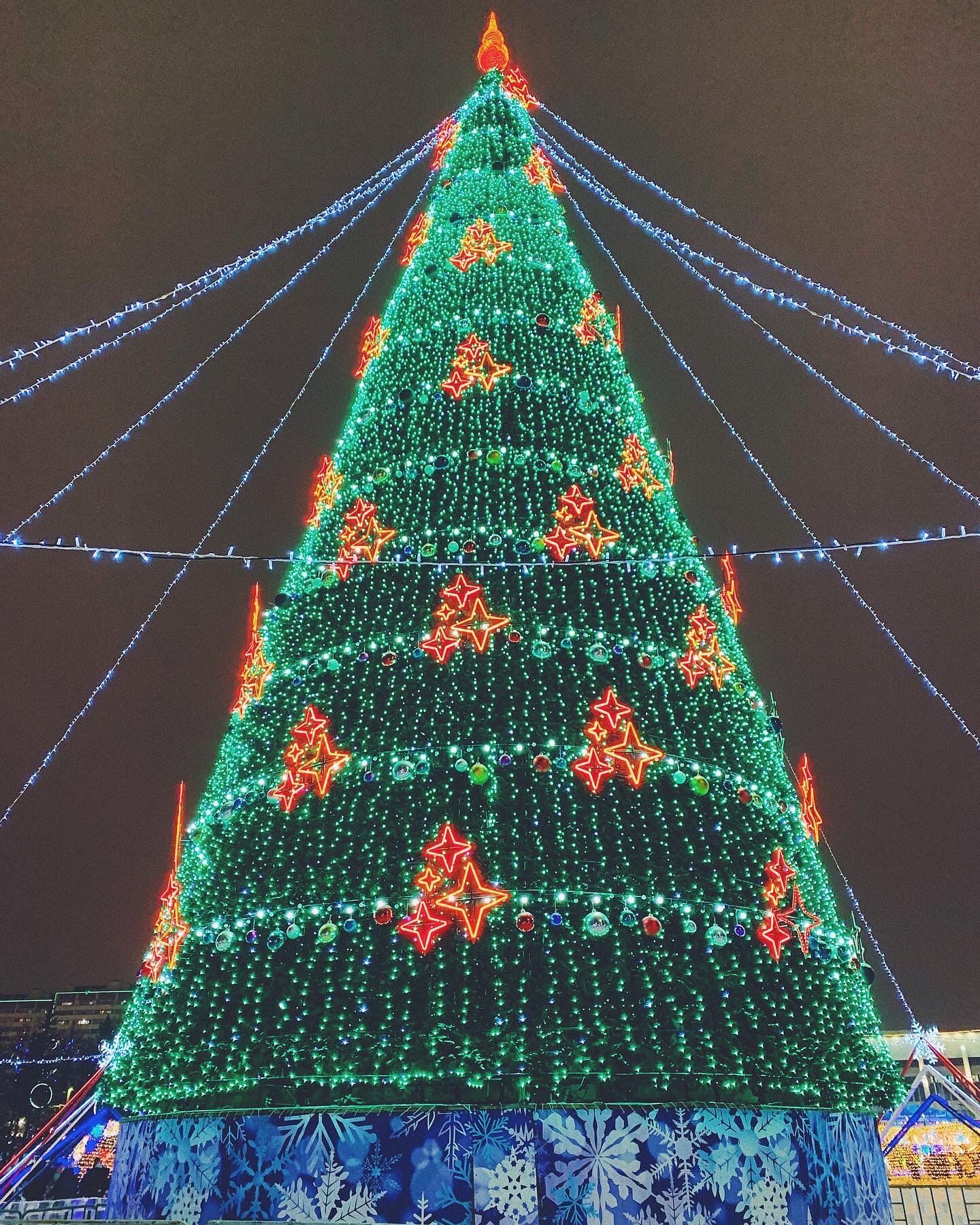 В&nbsp;Челнах зажгли огни на&nbsp;главной новогодней елке города