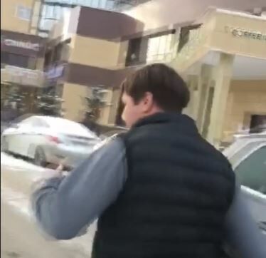 В Татарстане таксист оскорбил, избил и вытащил из машины девушку на глазах у ее пожилых родителей