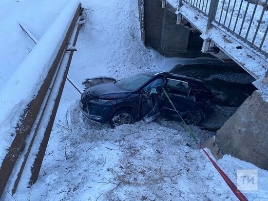 В Татарстане Lexus после ДТП вылетел с моста, погибла женщина-водитель