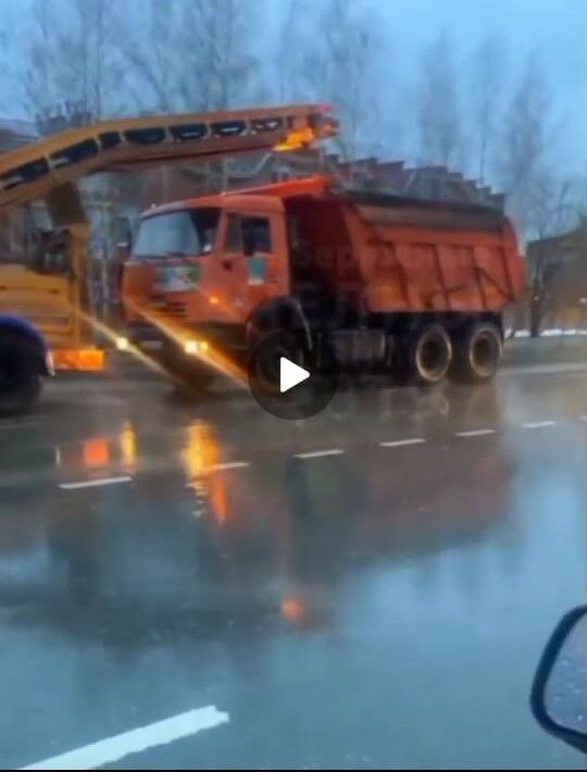 Челнинцы высмеяли работу снегоуборочной машины под проливным дождем