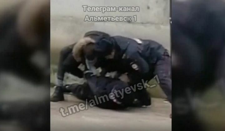 В Альметьевске свидетели засняли на видео жесткое задержание мужчины