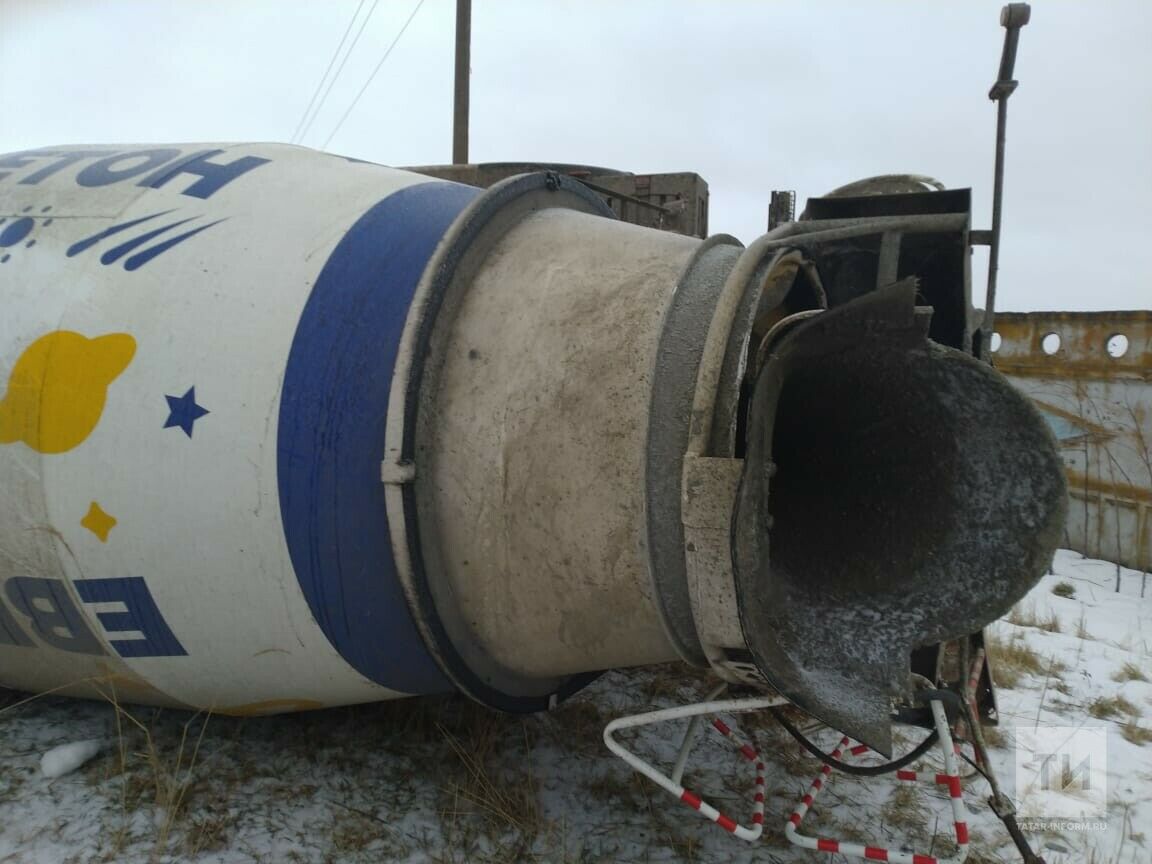 В Татарстане бетономешалка вылетела с автодороги в кювет, погиб водитель