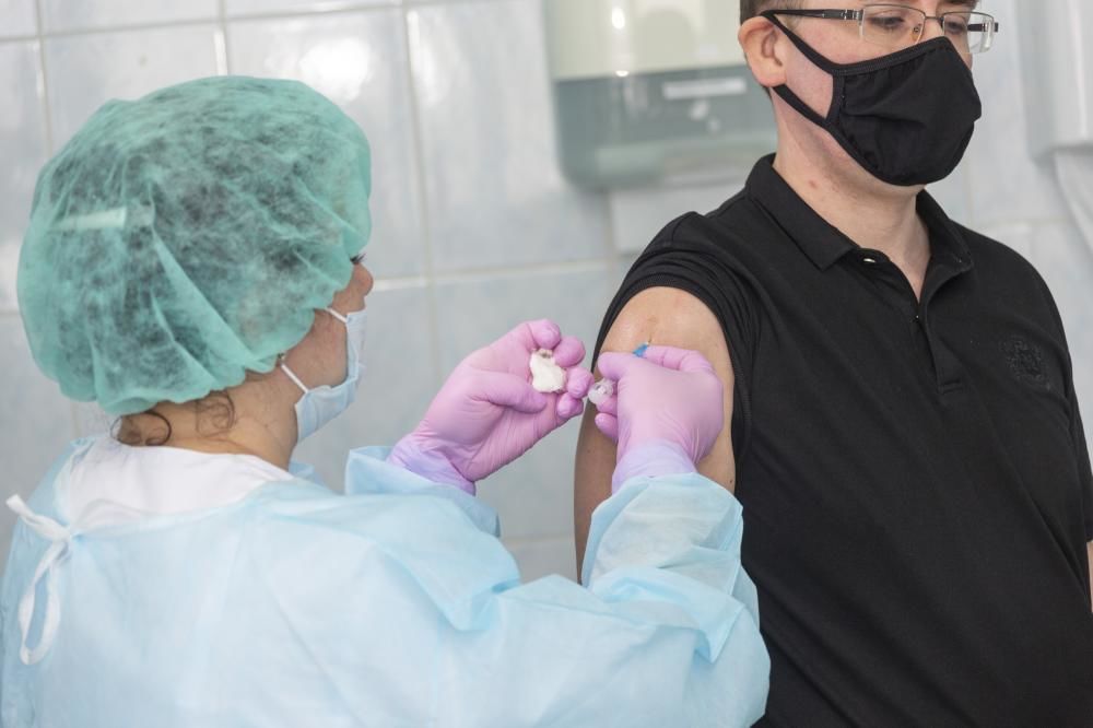 Почти&nbsp;1,5 тысячи сотрудников «КАМАЗа» получили первую прививку от&nbsp;COVID-19