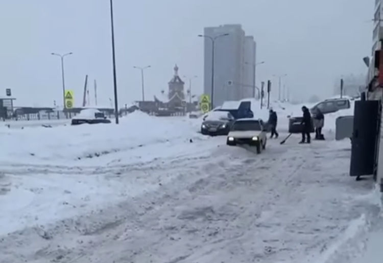 Житель Набережных Челнов решил убрать снег у&nbsp;дома с&nbsp;помощью «Оки»