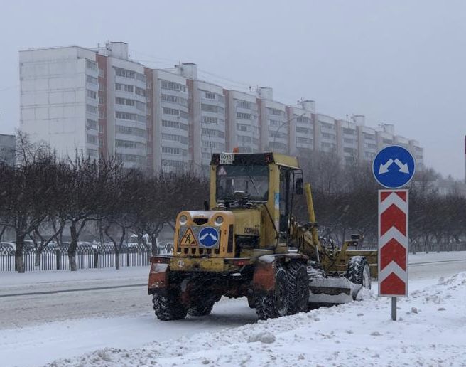 Магдеев рекомендовал убирать эвакуаторами машины, мешающие уборке снега