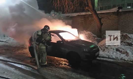 В Набережных Челнах сгорела припаркованная «Лада»