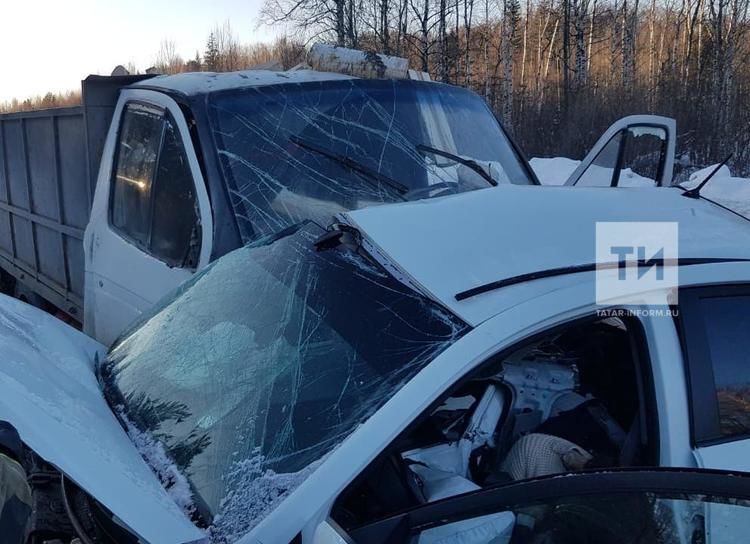 В ДТП на трассе в Татарстане девушка вылетела на встречку и разбилась насмерть