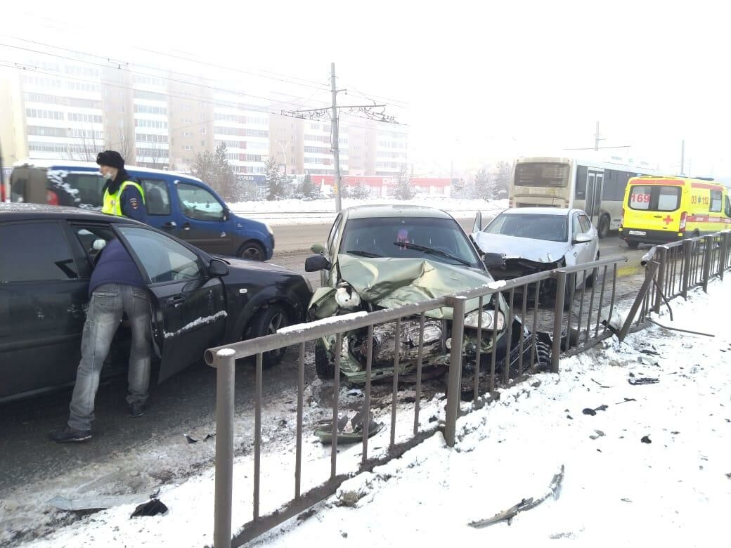 В&nbsp;Челнах случилась авария с&nbsp;участием трех авто