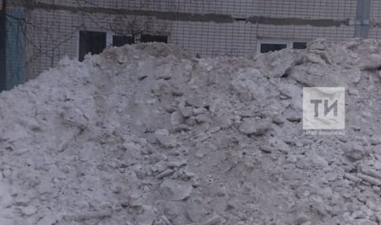 В Челнах жительница посетовала, что горы снега закрывают окна первого этажа дома