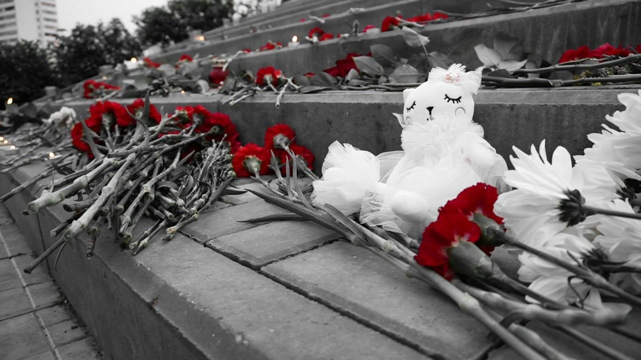 Челнинцы несут цветы, игрушки и&nbsp;свечи к&nbsp;мемориалу в&nbsp;память о&nbsp;погибших в Казани