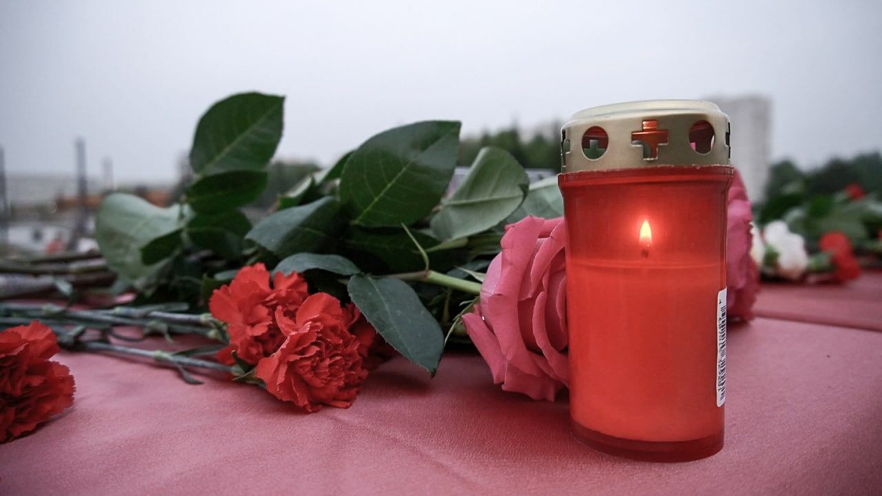 Челнинцы несут цветы, игрушки и&nbsp;свечи к&nbsp;мемориалу в&nbsp;память о&nbsp;погибших в Казани