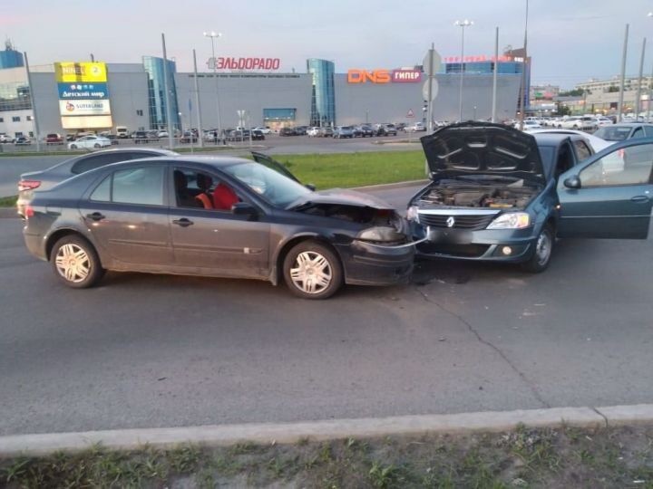 В Челнах в ДТП с двумя Renault пострадал 2-летний ребенок